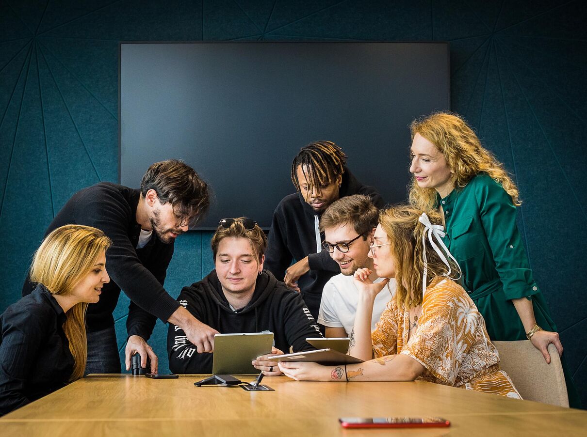 Trois personnes qui discutent